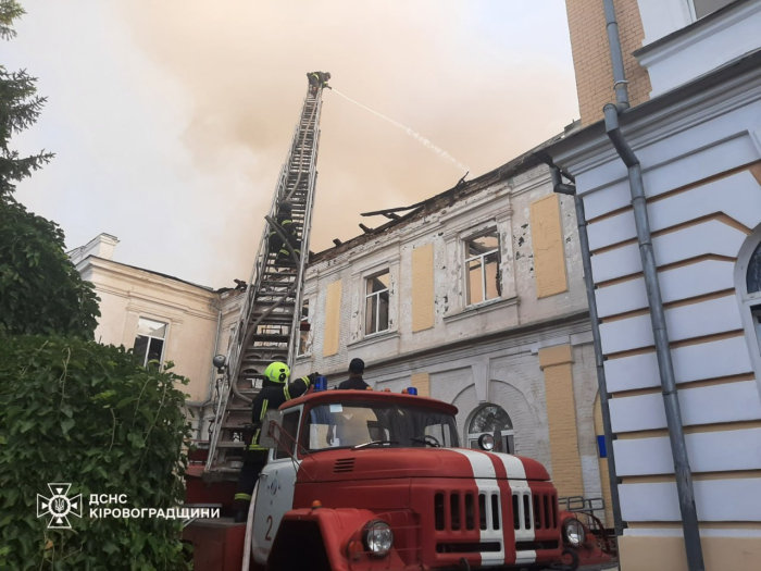 У Кропивницькому тривають відновлювальні роботи після ворожої атаки дронами