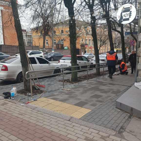 "Рух без бар'єрів": у Кропивницькому по вулиці Великій Перспективній облаштовується перильне огородження