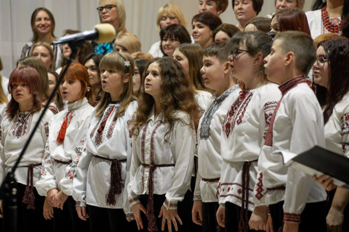 У концертній залі імені Юрія Хілобокова Кропивницького музичного фахового коледжу відбувся звітний концерт проєкту «Хоровий простір "Здибанка" для аматорів» — ініціативи, спрямованої на зміцнення ментального здоров’я та соціальної згуртованості мешканців громади.