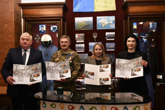 У Кропивницькому відбулося спецпогашення поштового блоку «Мечем і волею», присвяченого річниці повномасштабного вторгнення