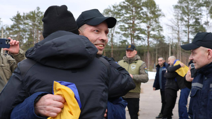 Ще 300 українських захисників повертаються додому з російського полону. Також двох цивільних українців вдалося сьогодні повернути