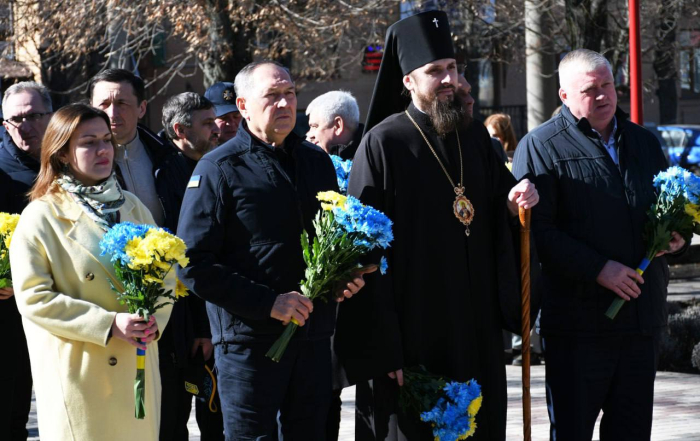 І на оновленій землі Врага не буде, супостата, А буде син, і буде мати, І будуть люде на землі…