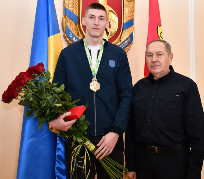 Начальник Кіровоградської ОВА Андрій Райкович вручив спортсмену Олегу Дорощуку відзнаку Кропивницької міської ради «За заслуги»