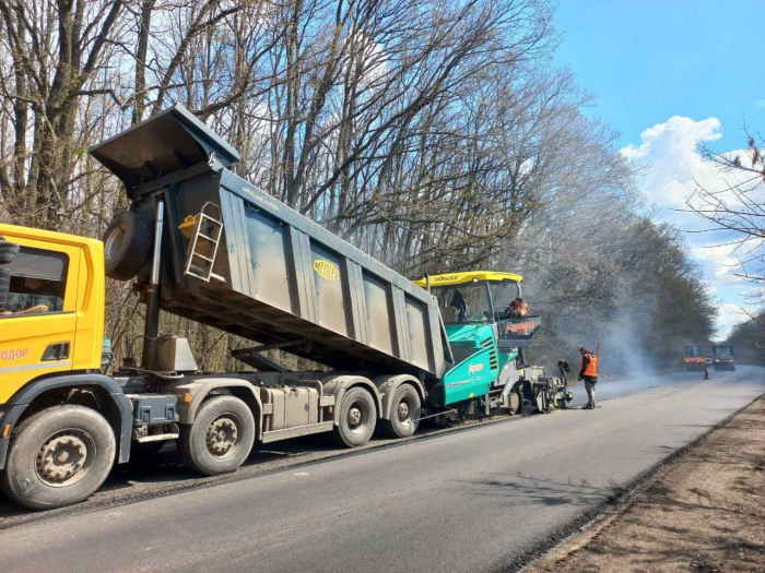 На Кіровоградщині тривають роботи з відновлення дорожнього покриття