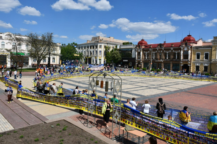Найбільший прапор на честь полонених розгорнули у Кропивницькому