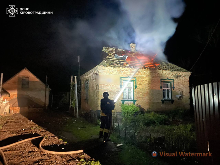 Цієї ночі під час ворожої дронової атаки пошкоджено приватний будинок у Кропивницькому районі.