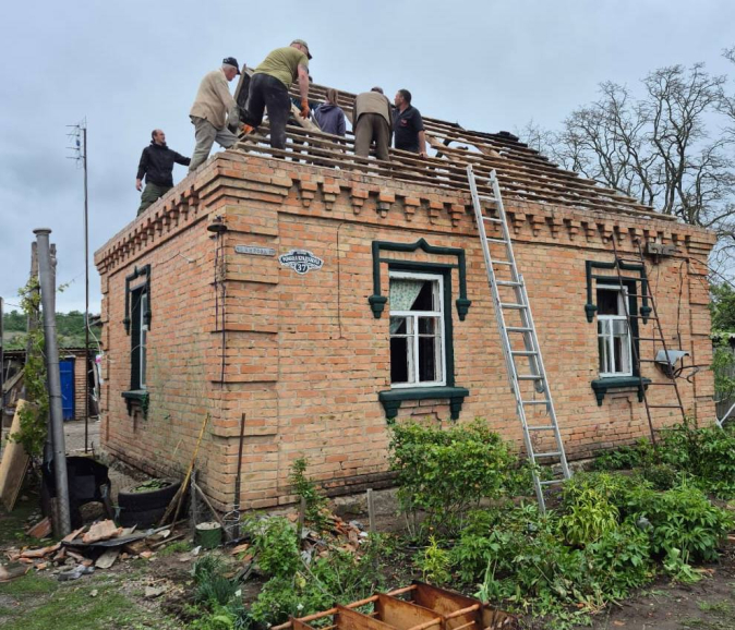 У Великосеверинівській громаді розпочалися відновлювальні роботи пошкодженого житлового будинку після ворожої атаки.