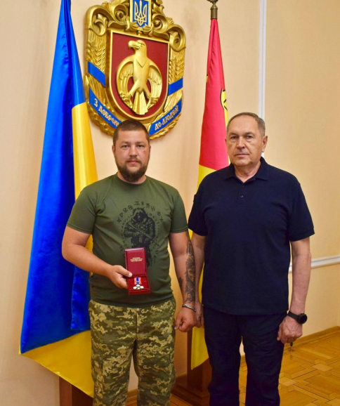 Сьогодні мав за честь вручити відзнаку Кропивницької міськради та виконкому «Полум’яне серце» земляку, заступнику командира взводу 121-ї окремої бригади ТрО, Андрію Великому.