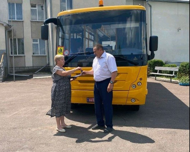 Для двох громад Кіровоградщини придбали спеціалізовані шкільні автобуси