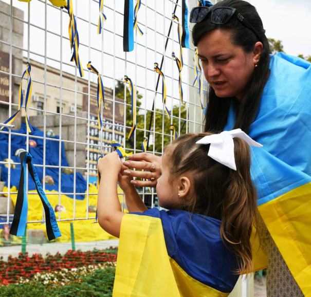 Такі зустрічі не бувають легкими. Слухати, спілкуватись з родинами наших воїнів. З тими, хто місяцями й роками живе в щоденній тривозі та очікуванні найдорожчої людини, яку з рідного дому забрала війна.