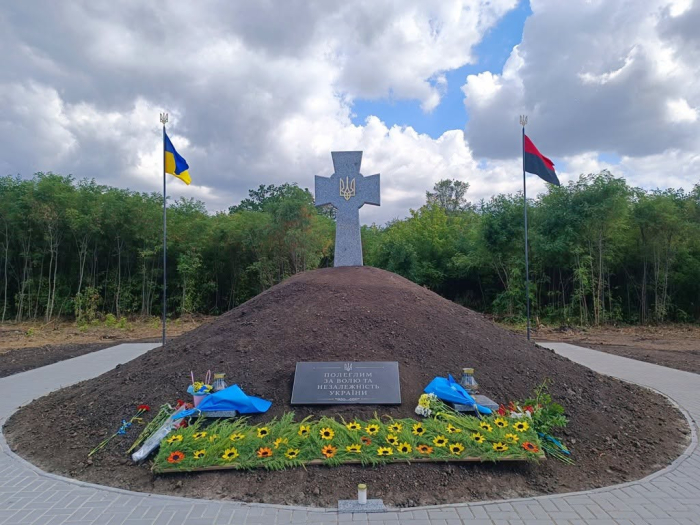 У Знам’янці Другій на Алеї Слави відкрили козацький хрест на честь полеглих Захисників України