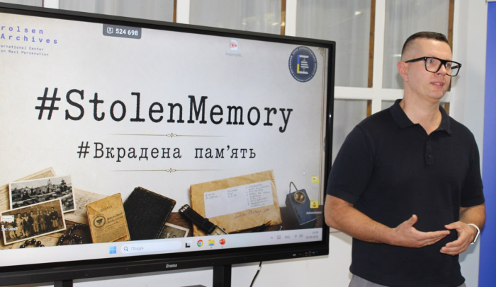 У Кропивницькому відкрили міжнародну виставку плакатів «#StolenMemory»