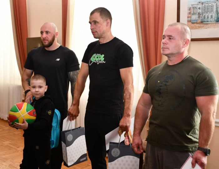 Начальник Кіровоградської ОВА Андрій Райкович зустрівся з ветеранами війни, які представили область на міжнародних змаганнях з адаптивних видів спорту «Strong Spirit Games – 2026».