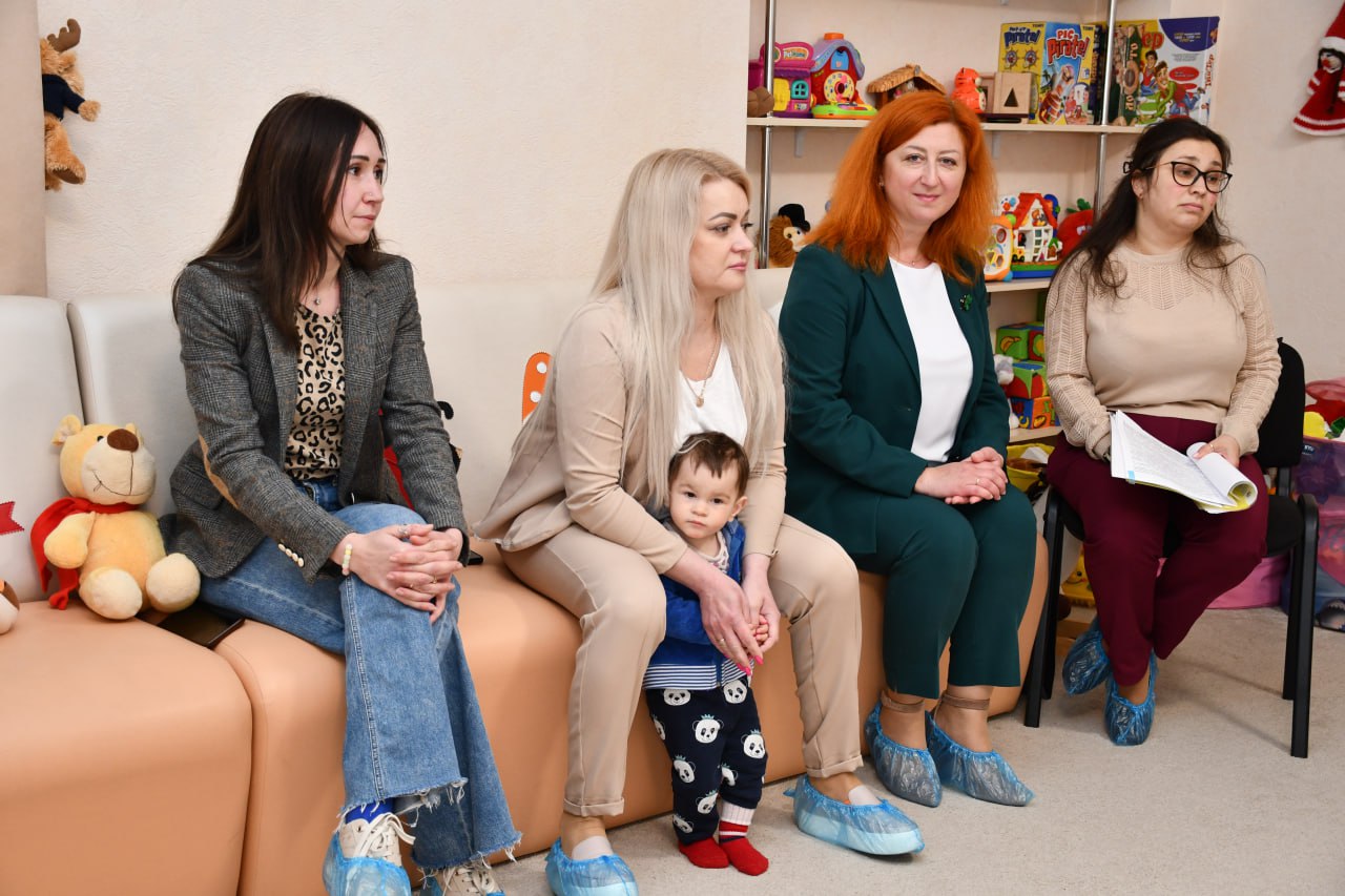 Інформаційна безбар'єрність в дії: у центрі матері та дитини говорили про соціальну підтримку з боку держави - фото 6