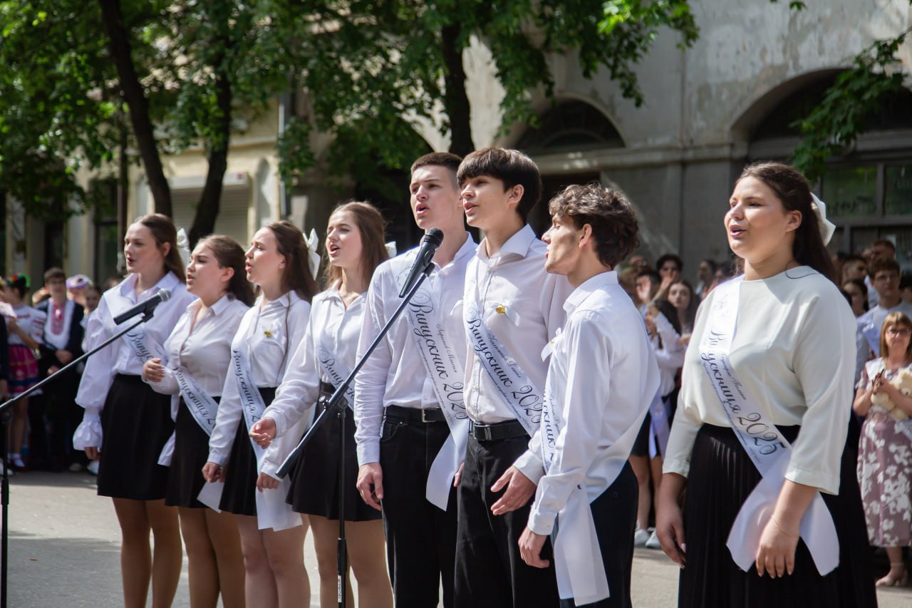 У Центральноукраїнському науковому ліцеї - інтернаті пролунав "останній дзвоник" - фото 6