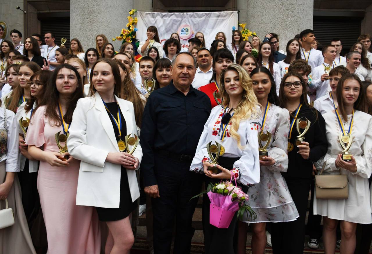 Цього року на Кіровоградщині 559 випускників, які отримають атестат з відзнакою. 220 - в обласному центрі - фото 8