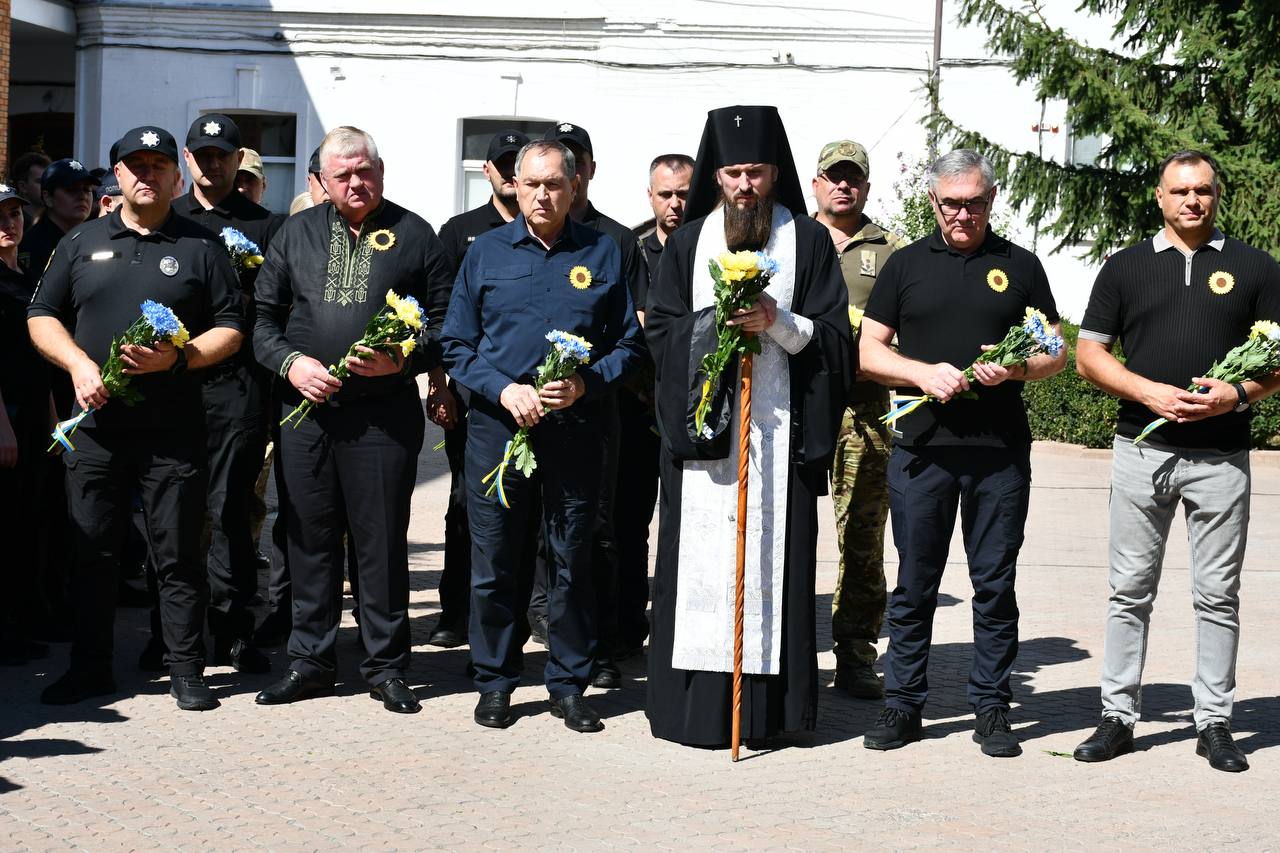 Сьогодні відкрили меморіальну дошку на знак вшанування правоохоронців, які віддали свої життя під час виконання службових обов'язків та - фото 1