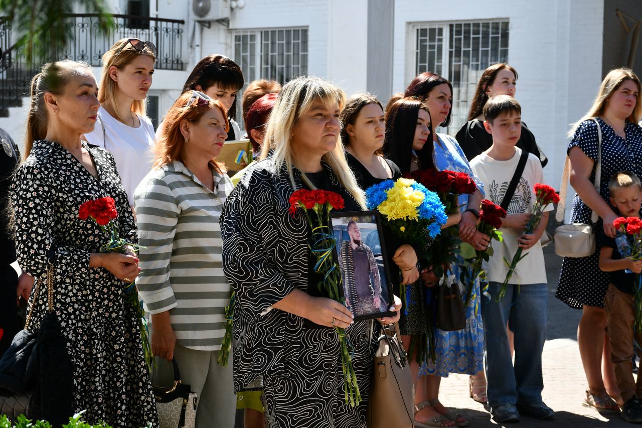 Сьогодні відкрили меморіальну дошку на знак вшанування правоохоронців, які віддали свої життя під час виконання службових обов'язків та - фото 2