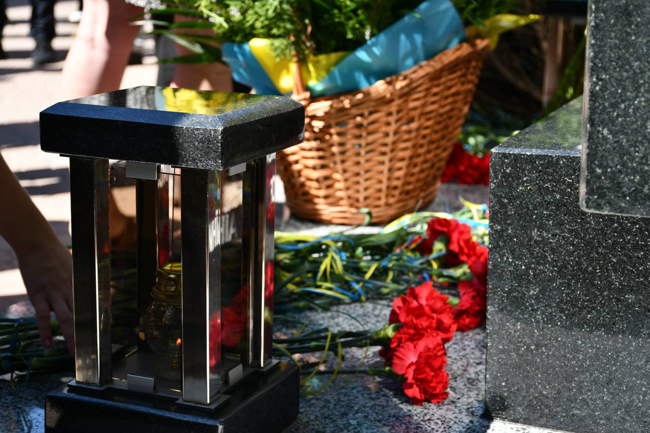 Сьогодні відкрили меморіальну дошку на знак вшанування правоохоронців, які віддали свої життя під час виконання службових обов'язків та - фото 6