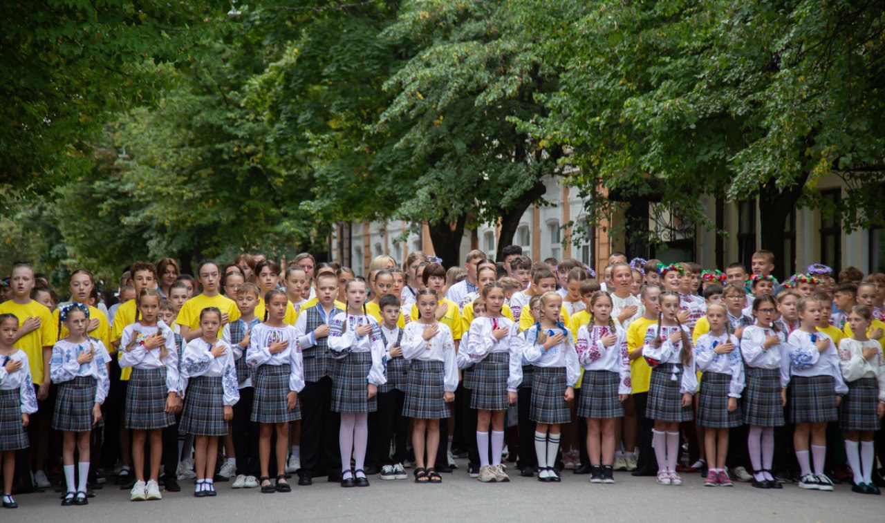 Зошити незалежності: учні Центральноукраїнського ліцею розпочали навчальний рік із символічним подарунком - фото 1