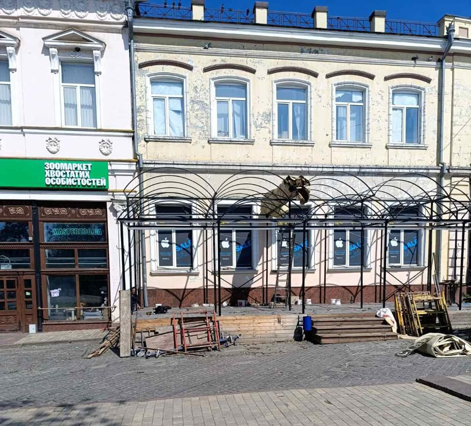 У Кропивницькому розпочали демонтаж літніх майданчиків по вулиці Театральній