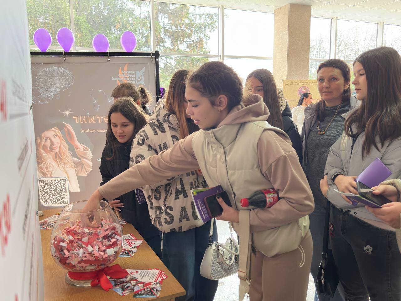 Молодь Кіровоградщини знайомилась із актуальними професіями на "ПРОФІ - fest Осінь - 2025" - фото 5