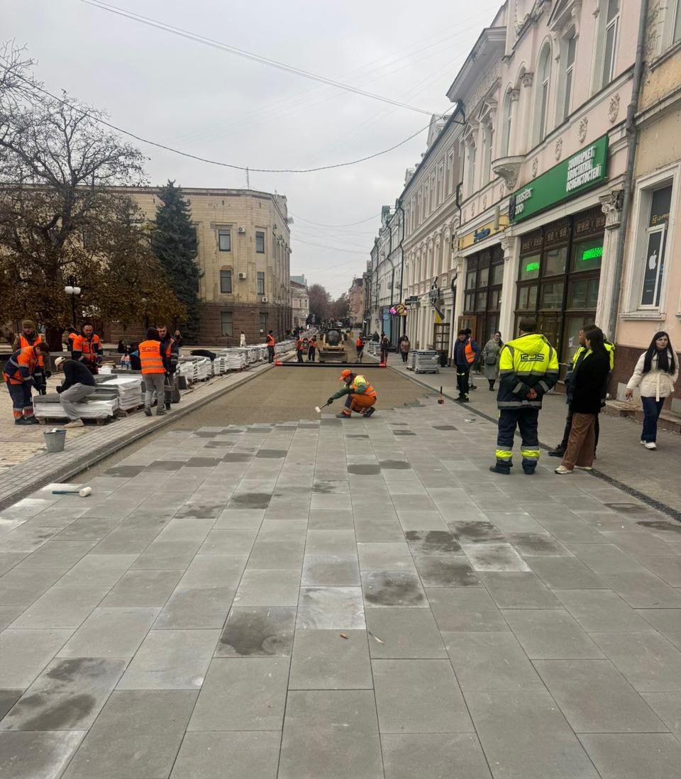 У Кропивницькому на вулиці Театральній розпочали укладання плитки на основній частині безбар'єрного маршруту