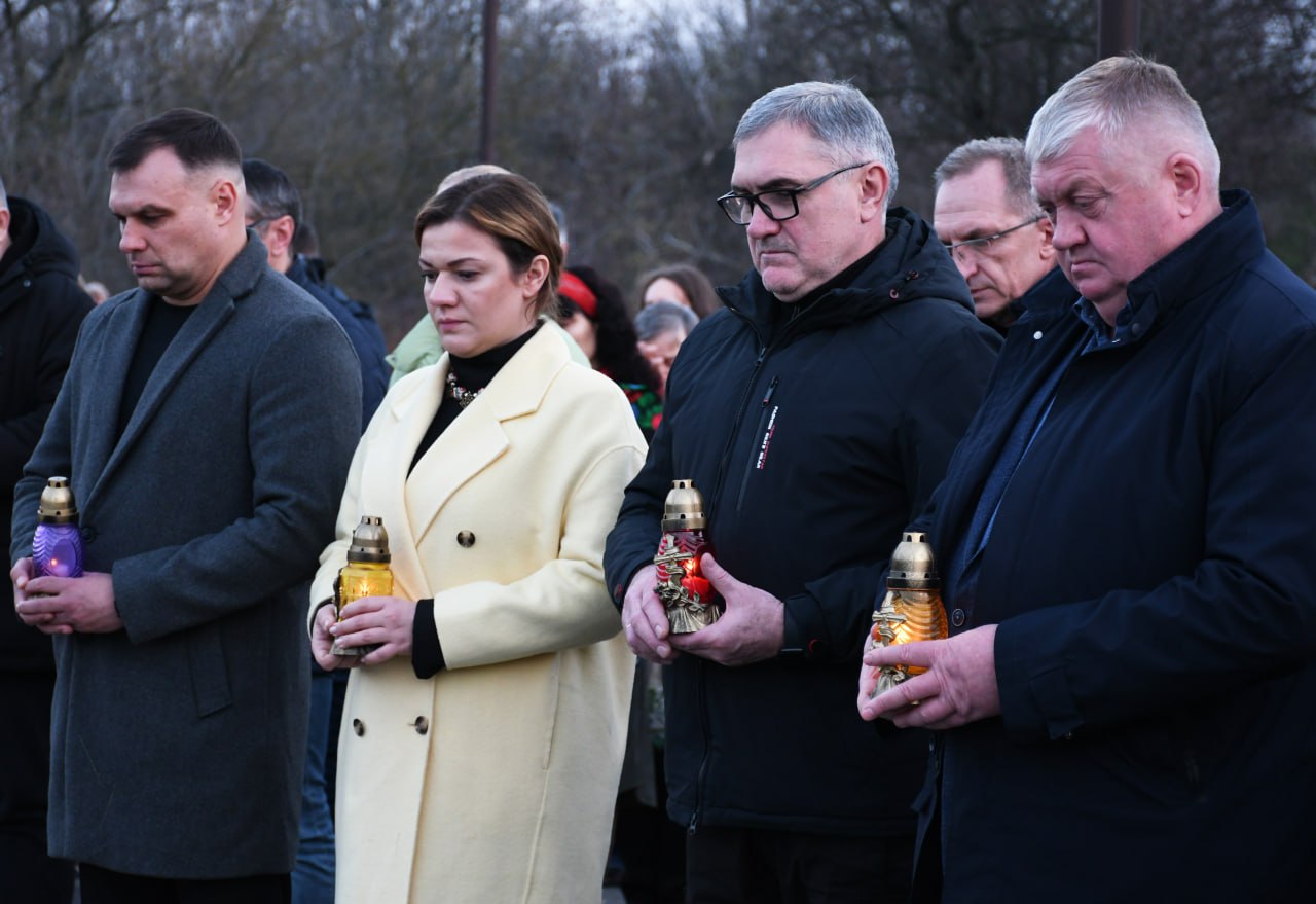 В обласному центрі у роковини Голодомору вшанували пам'ять жертв геноциду українського народу - фото 5