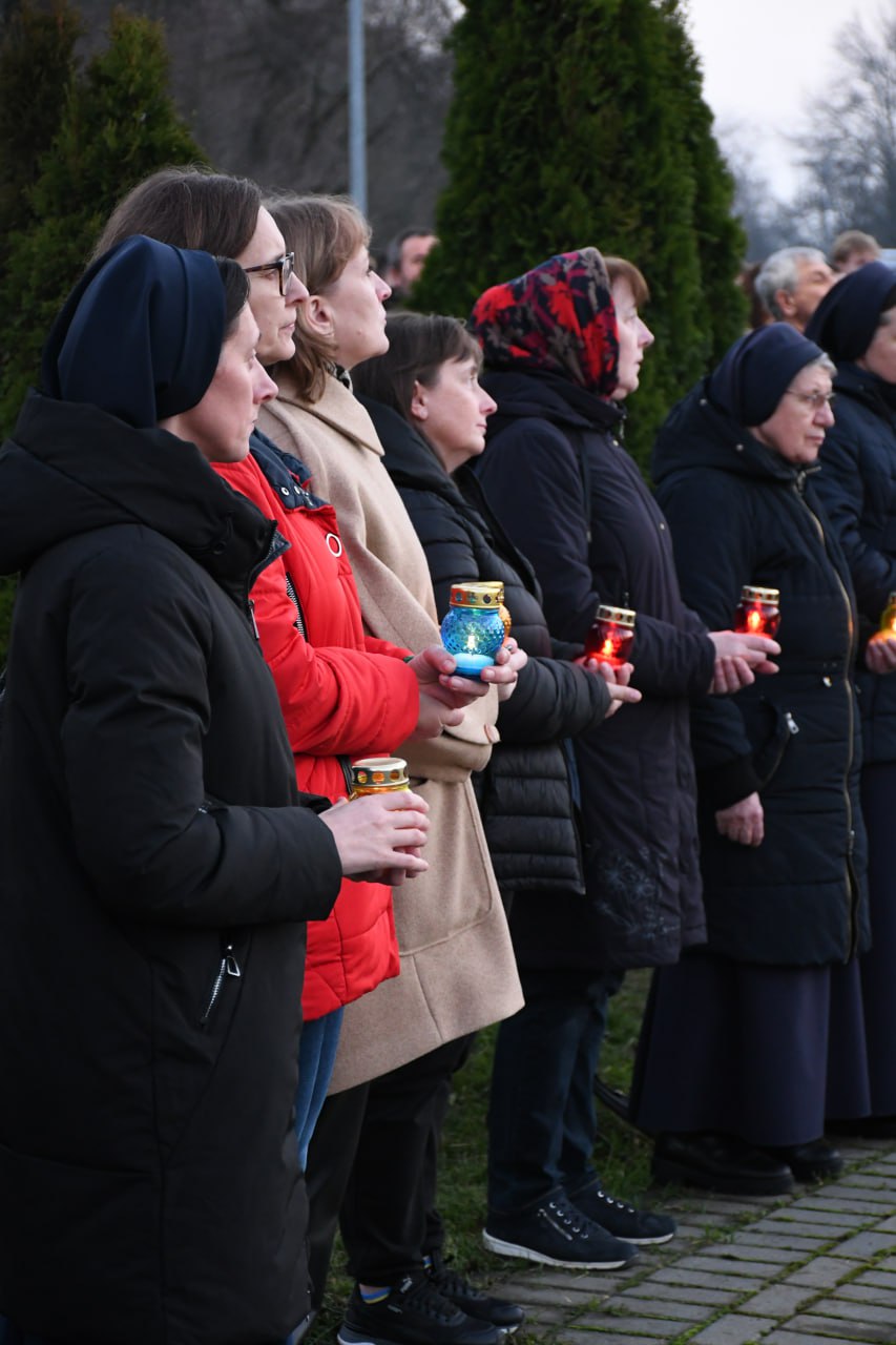 В обласному центрі у роковини Голодомору вшанували пам'ять жертв геноциду українського народу - фото 7