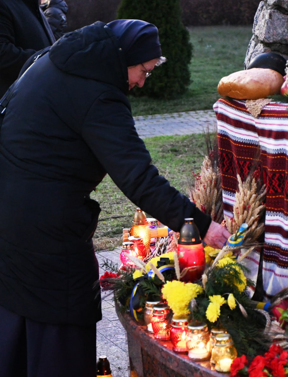 В обласному центрі у роковини Голодомору вшанували пам'ять жертв геноциду українського народу - фото 8