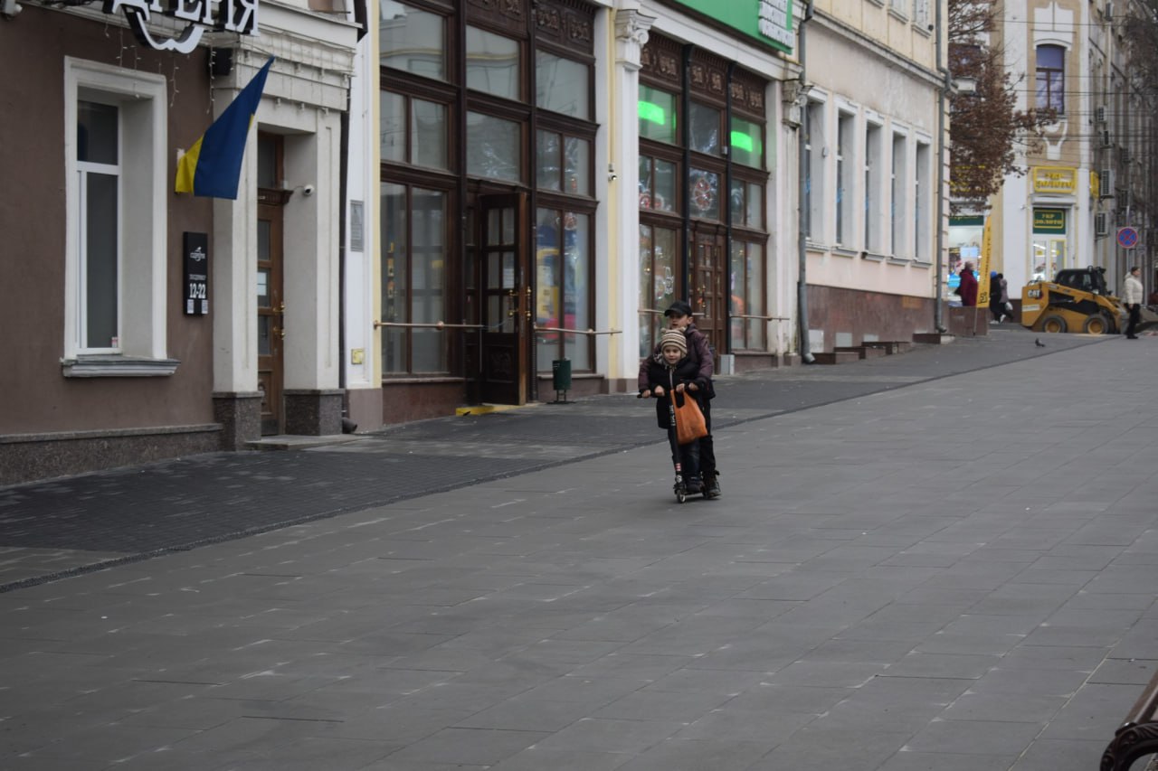 "Рух без бар'єрів": у Кропивницькому підрядна організація усуває недоліки, виявлені амбасадорми проєкту - фото 5