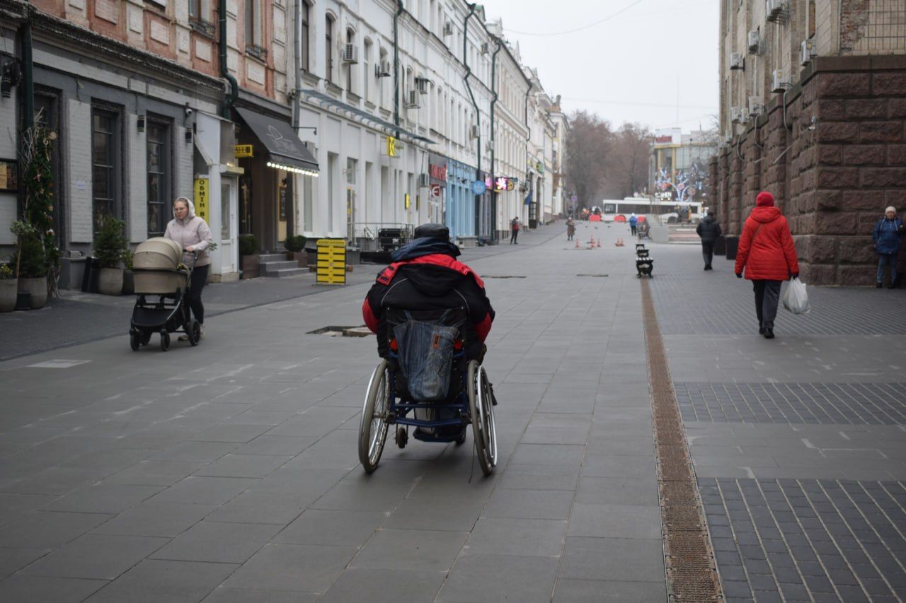 "Рух без бар'єрів": у Кропивницькому підрядна організація усуває недоліки, виявлені амбасадорми проєкту - фото 6