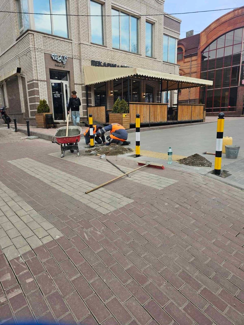 "Рух без бар'єрів": у Кропивницькому продовжуються роботи зі створення безбар'єрного маршруту по вулиці Шевченка - фото 1