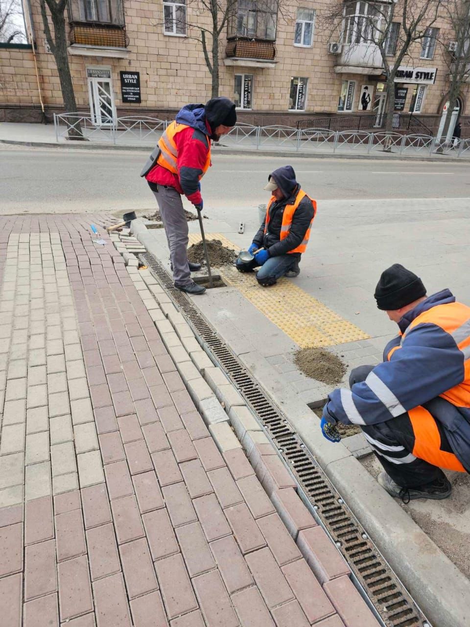 "Рух без бар'єрів": у Кропивницькому продовжуються роботи зі створення безбар'єрного маршруту по вулиці Шевченка - фото 3