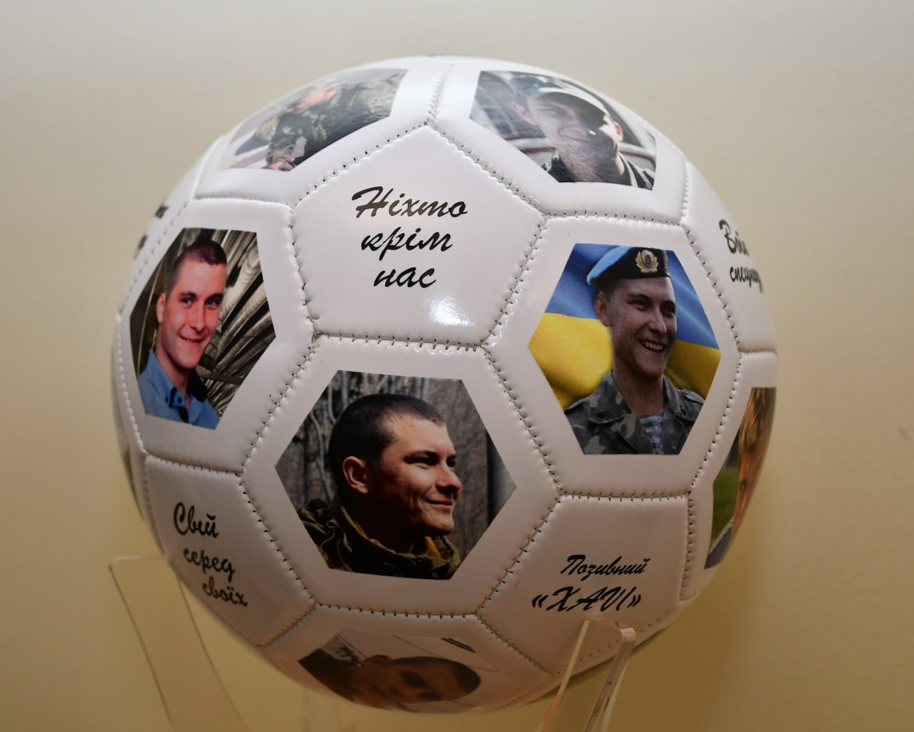 "Жива пам'ять: Проєкти спадку Героїв": історії кропивницьких родин представили на мандрівній виставці "Квіт пам'яті" - фото 5