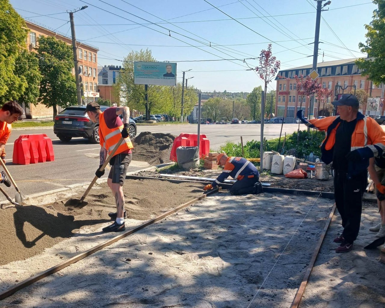"Рух без бар'єрів": у Кропивницькому на вулиці Соборній зупинки громадського транспорту облаштовують тротуарною плиткою - фото 2