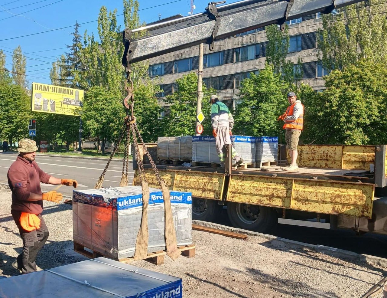 "Рух без бар'єрів": у Кропивницькому на вулиці Соборній зупинки громадського транспорту облаштовують тротуарною плиткою - фото 3