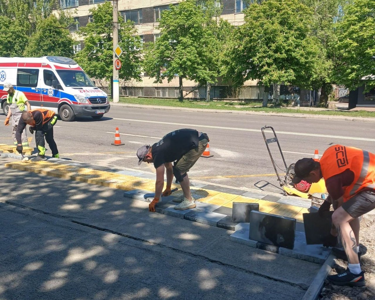 "Рух без бар'єрів": у Кропивницькому на вулиці Соборній зупинки громадського транспорту облаштовують тротуарною плиткою - фото 4