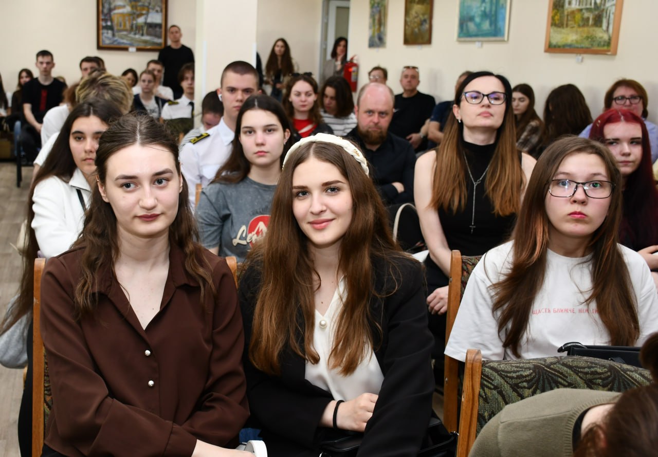 Символи українського кіно та "тлумачення снів": у Кропивницькому відбулася зустріч із лауреатом Шевченківської премії Сергієм Тримбачем - фото 7