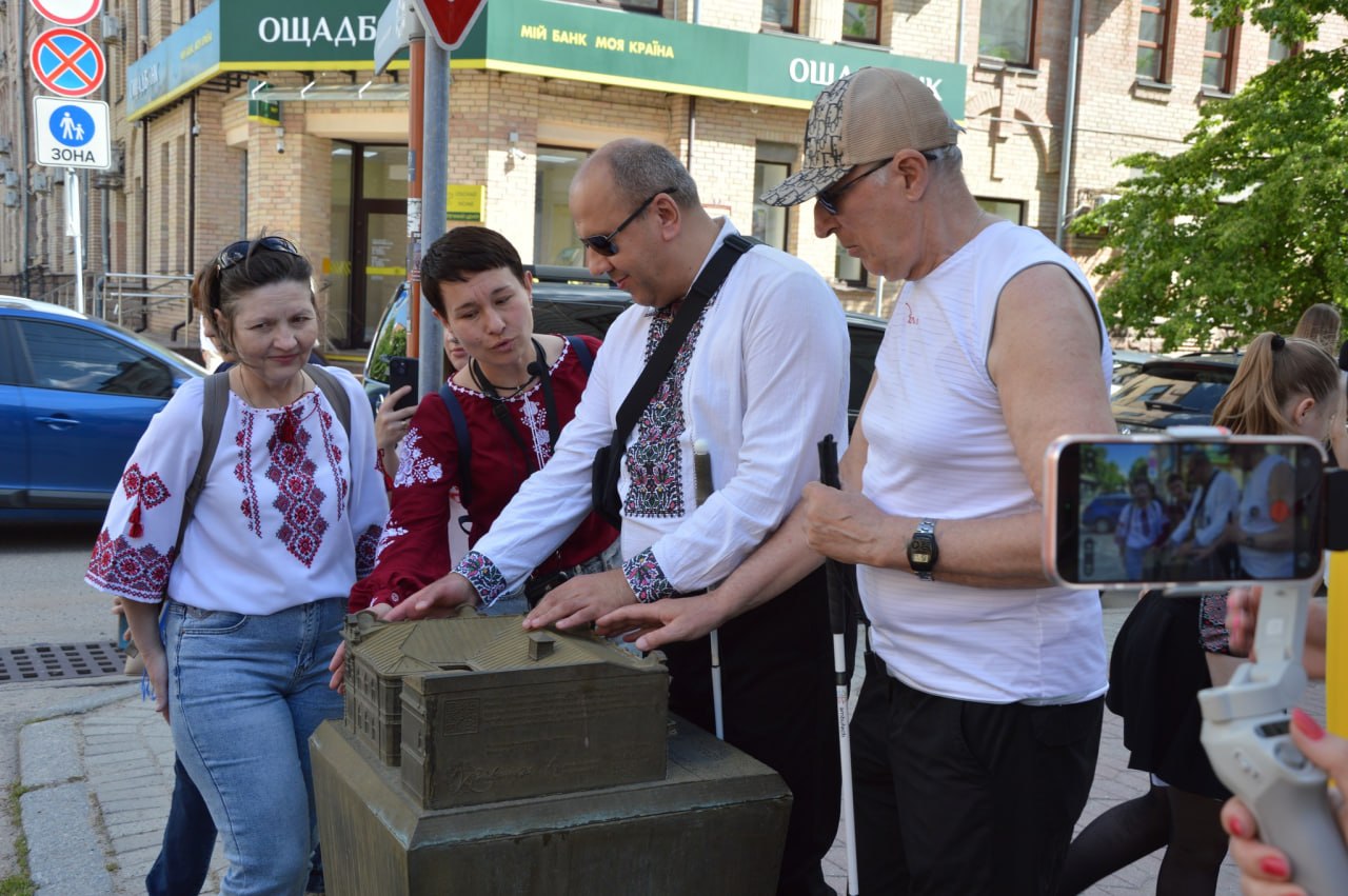 У Кропивницькому провели першу тестову безбар'єрну екскурсію для людей з інвалідністю - фото 3