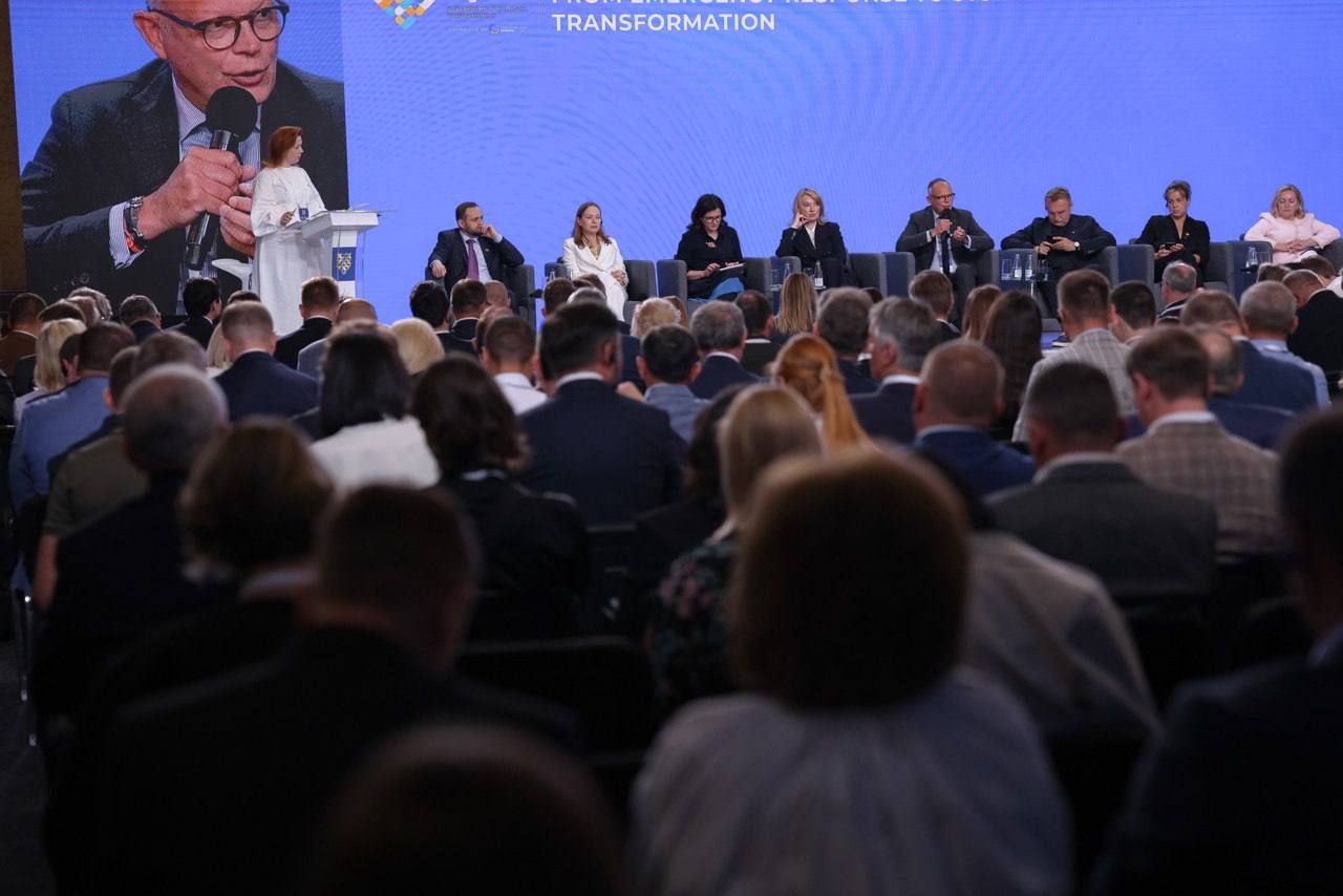 Представили Кіровоградщину на IV Міжнародному саміті міст та регіонів за участі Президента України Володимира Зеленського. - фото 5